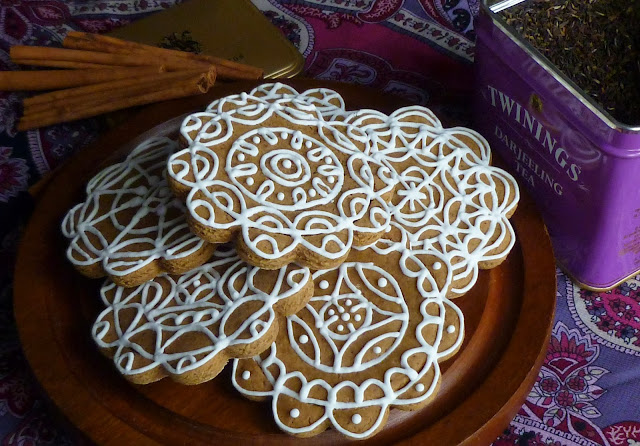 artisanal gingerbread cookies with tea