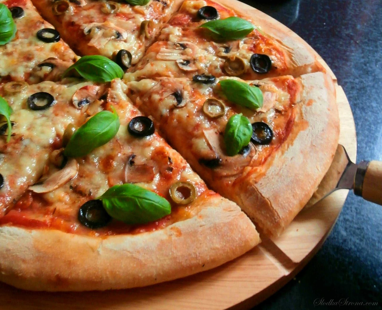 Najlepsza Domowa Pizza - Przepis - Słodka Strona