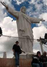 El Cristo blanco se confunde con el cielo