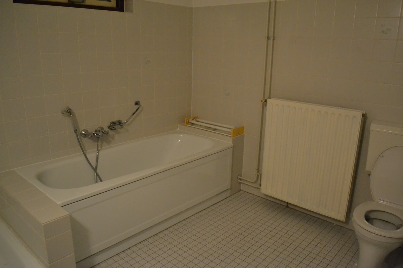 Nou daar word je niet echt vrolijk van dus deze MOEST eruit Hangend Toilet Badkamer ~ Nou daar word je niet echt vrolijk van dus deze MOEST eruit