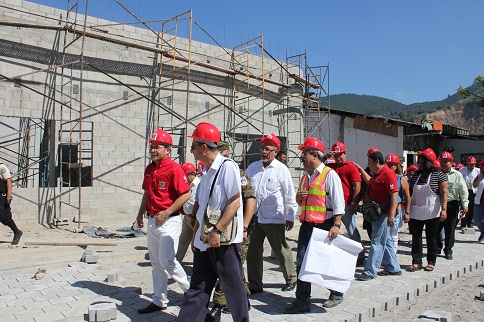 ALCALDE DE SAN MARCOS COLOCA PRIMERA PIEDRA DEL PROYECTO REMODELACION