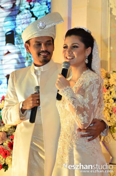 Suasana dewan yang dihiasi dengan paduan bunga berwarna tampak