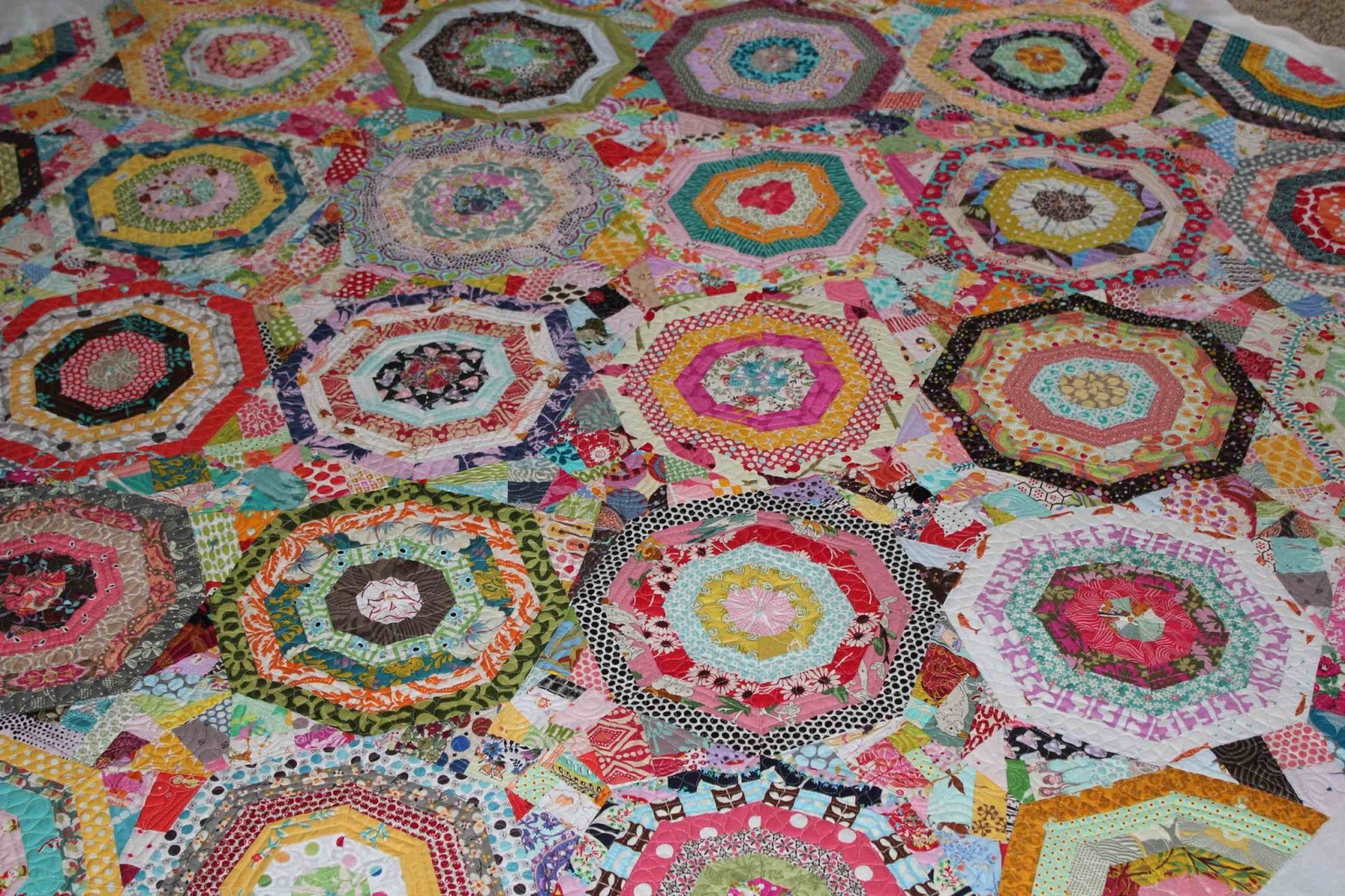 Selvage Blog: Scrap Spiderweb Quilt!