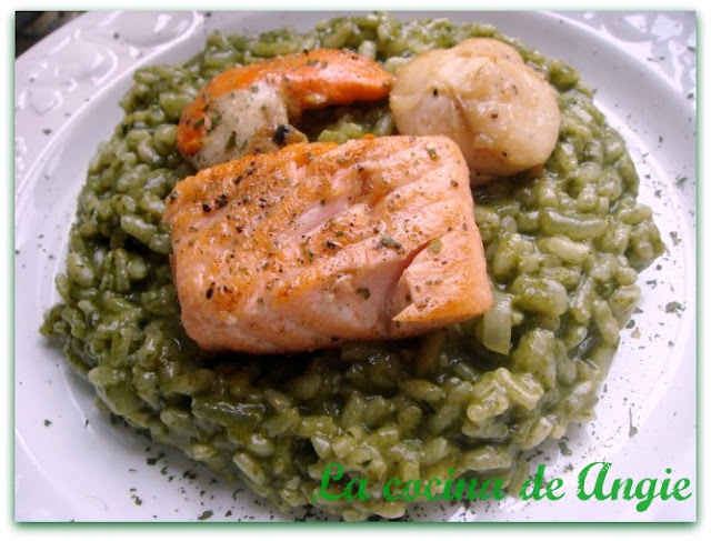 Risotto Verde Con Vieiras Y Salmón
