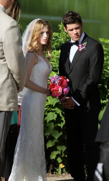 gossip-withouttheguild: Anna Kendrick and Jeremy Jordan on the set of