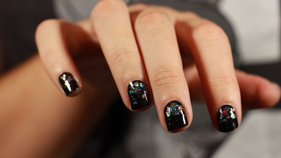 ongles bijou, paillettes, base noire