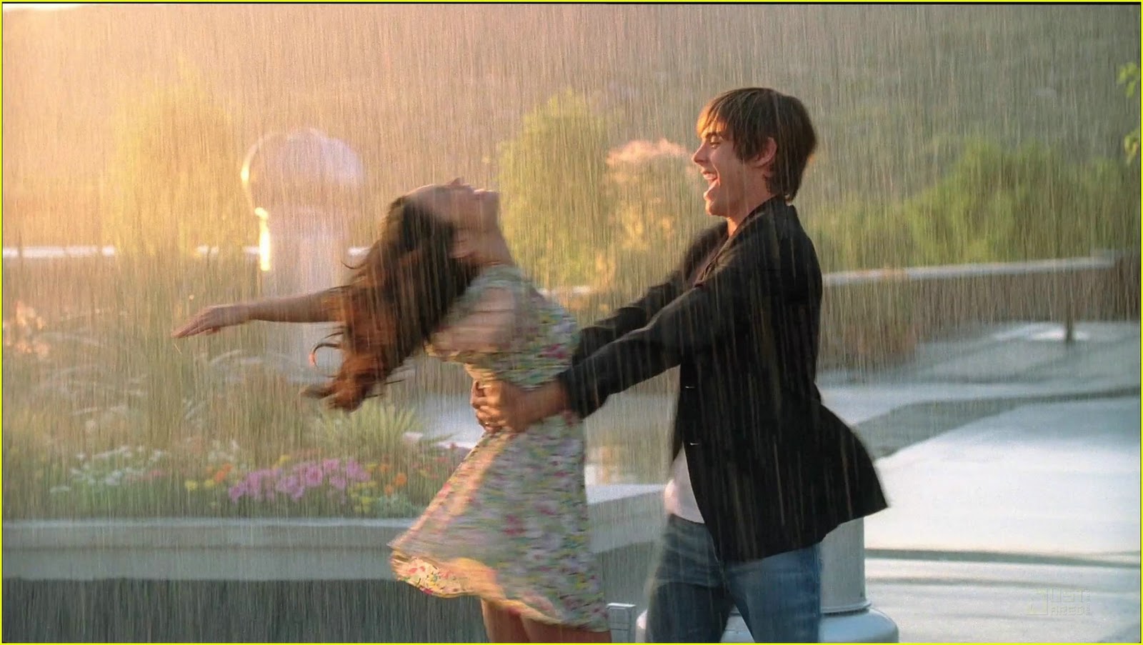http://2.bp.blogspot.com/-Zf730gBBw7g/TyG3HW3cQiI/AAAAAAAAAxM/hFM0OPWk720/s1600/highschoolmusical3trailxp6.jpg