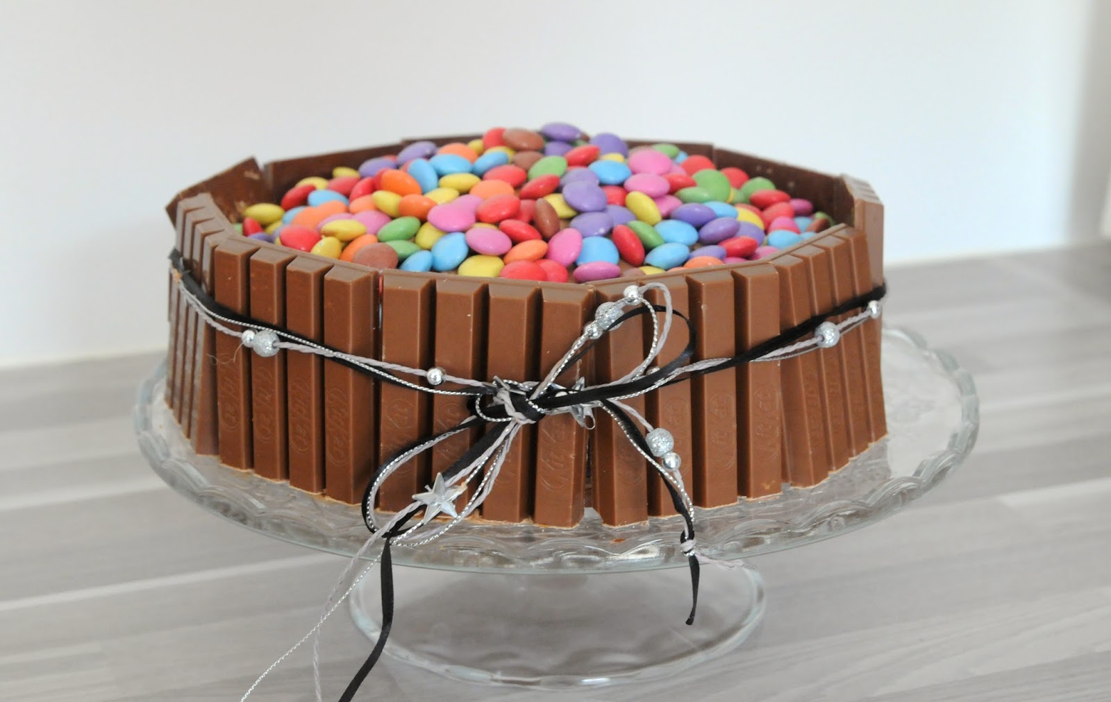 Gâteau au chocolat, kit kat et smarties pour 8 personnes
