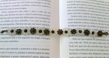 pulseira flores brancas/ metal - 4.00