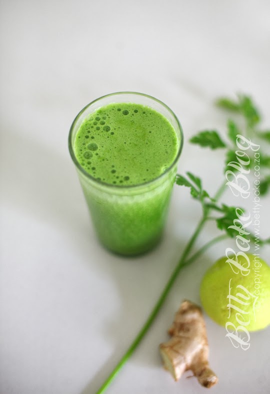 green juice, recipe, betty bake, healthy, celery, apple, spinach, ginger, lemon, antioxidants, yum, drinks, health, blogger