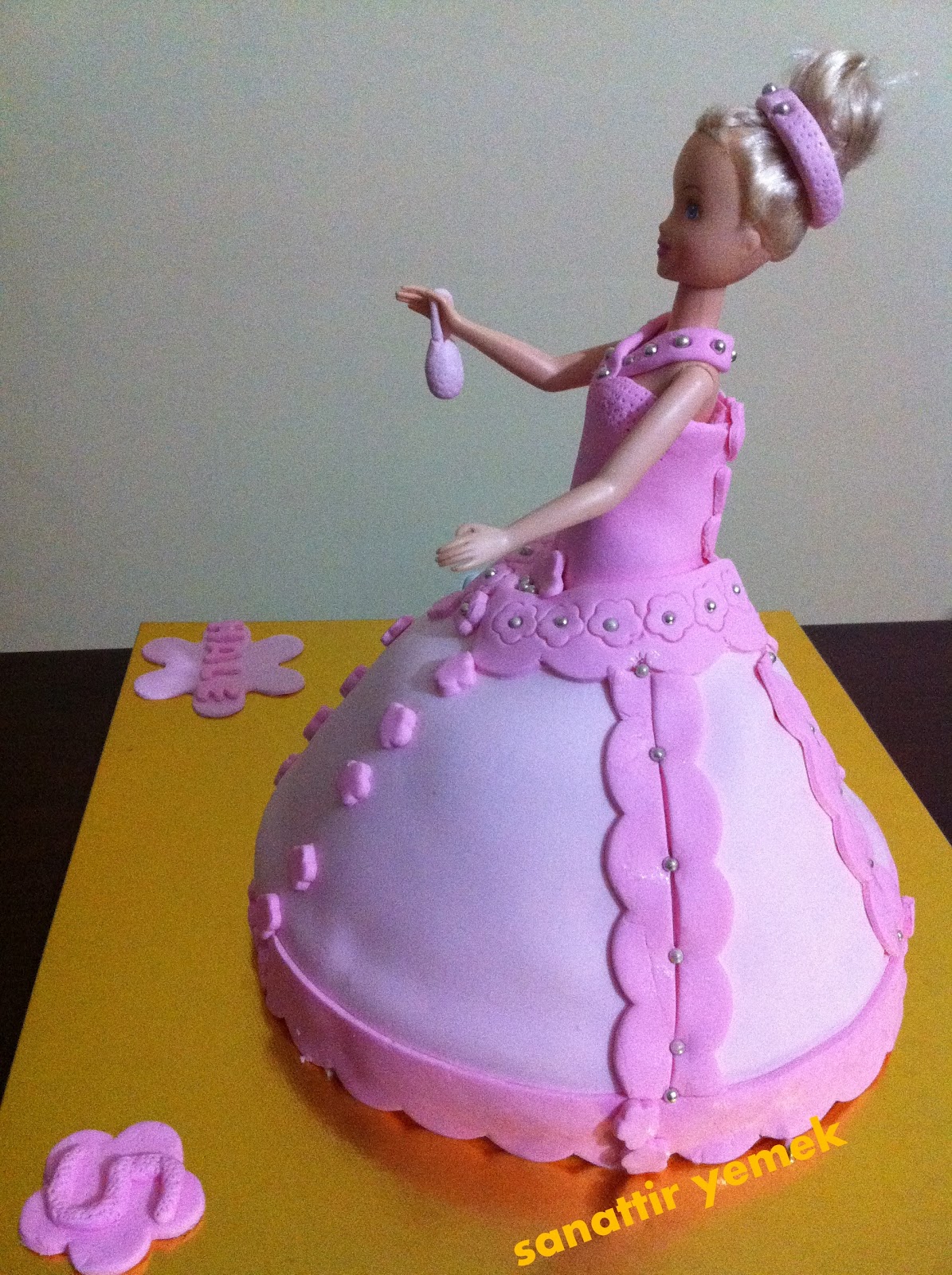 Sanattır Yemek Barbie Seker Hamuru Pasta