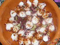 Pulpo a la gallega sobre cama de papas-añadiendo el pimentón