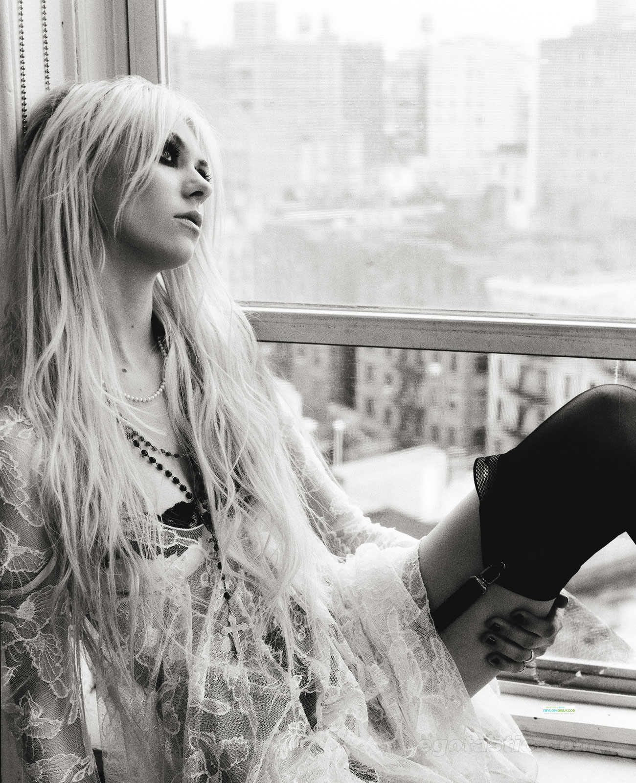 http://2.bp.blogspot.com/-ZigoRlQarrc/TVW0dJFO2II/AAAAAAAAA0o/-4OtU_Rn59Q/s1600/63484_TaylorMomsen_LMUAlbum_Shoot_3_122_386lo.jpg