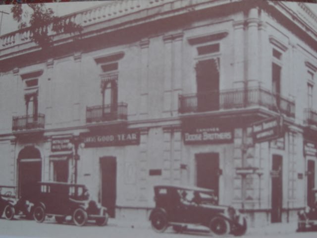 1925 LA AGENCIA DE COCHES DODGE, PRIMERA EN GUADALAJARA, OBSERVEN A UN LADO LA TIENDA DE LLANTAS GO