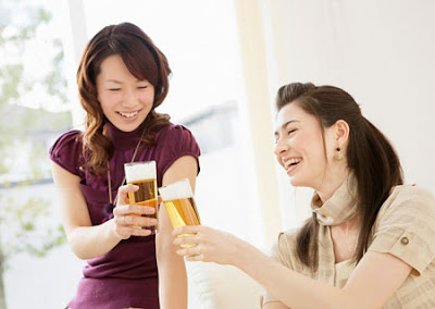 Giảm đau khớp chỉ với 3 - 4 cốc bia mỗi ngày với phụ nữ