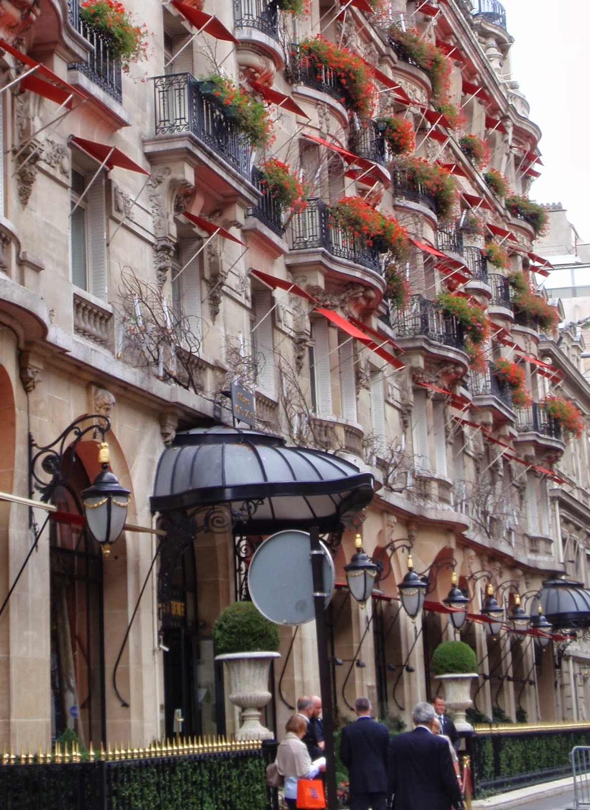 カレイドスコープ デザイン パリ プラザ アテネの光るバー