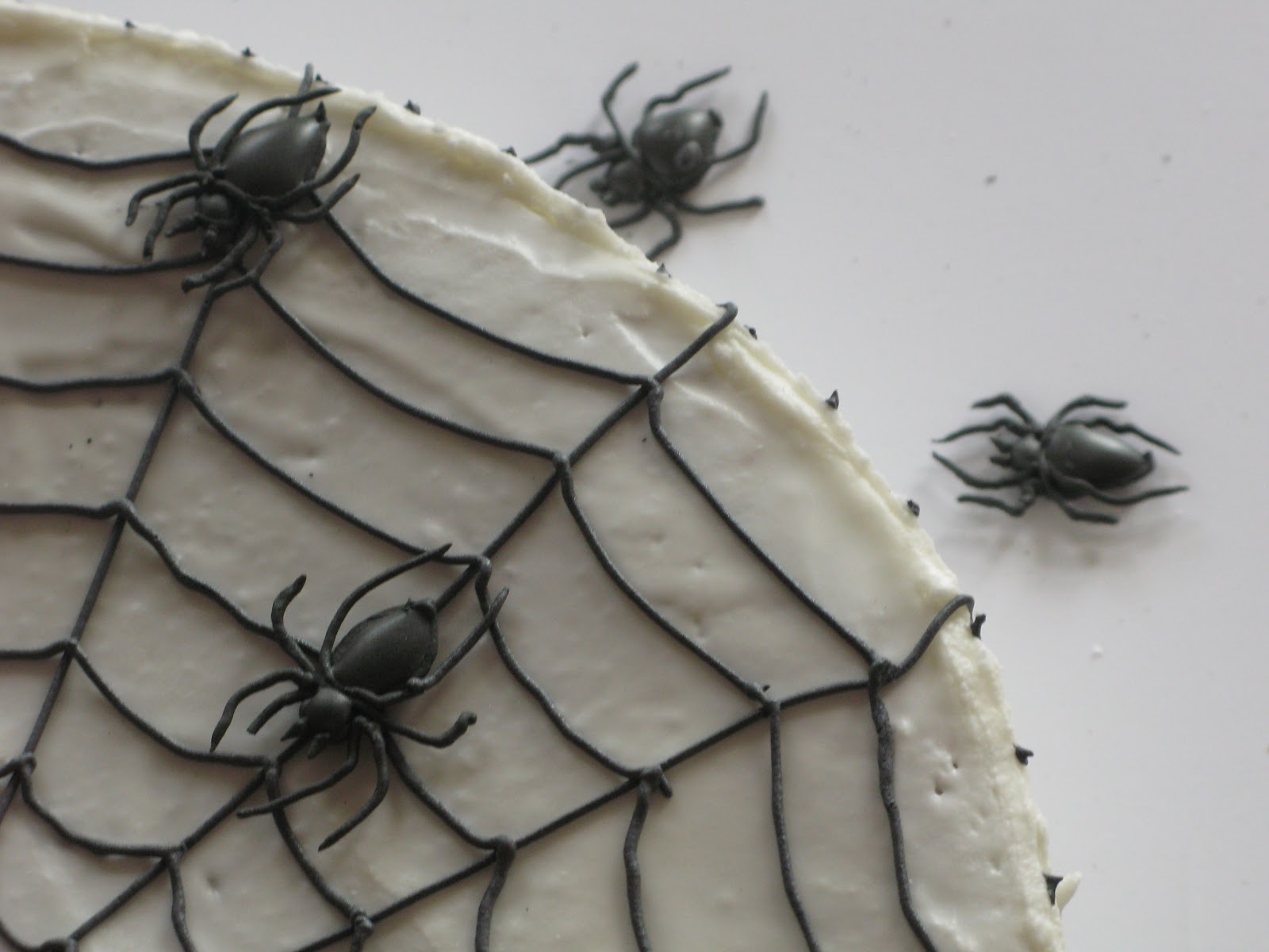 Pretty and fun cakes Spider cake (royal icing spiders)