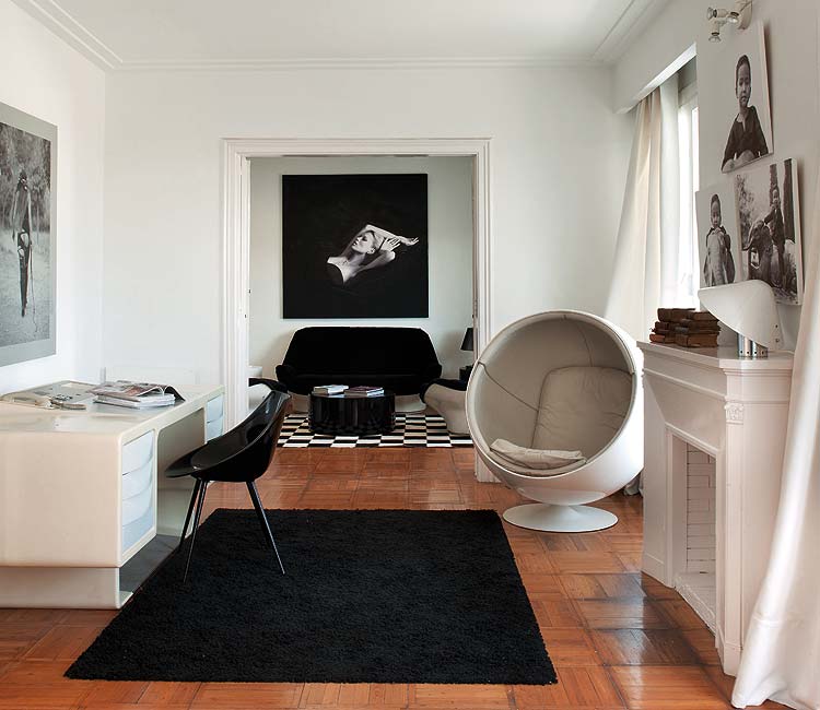 Die-Wohngalerie: Elegante Einrichtung in Schwarz-Weiß mit gelben Hinguckern