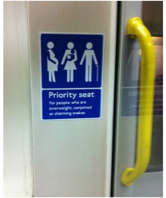 Asiento de prioridad para gente obesa, siameses o víboras encantadoras pegatinas bromistas en el metro de Londres