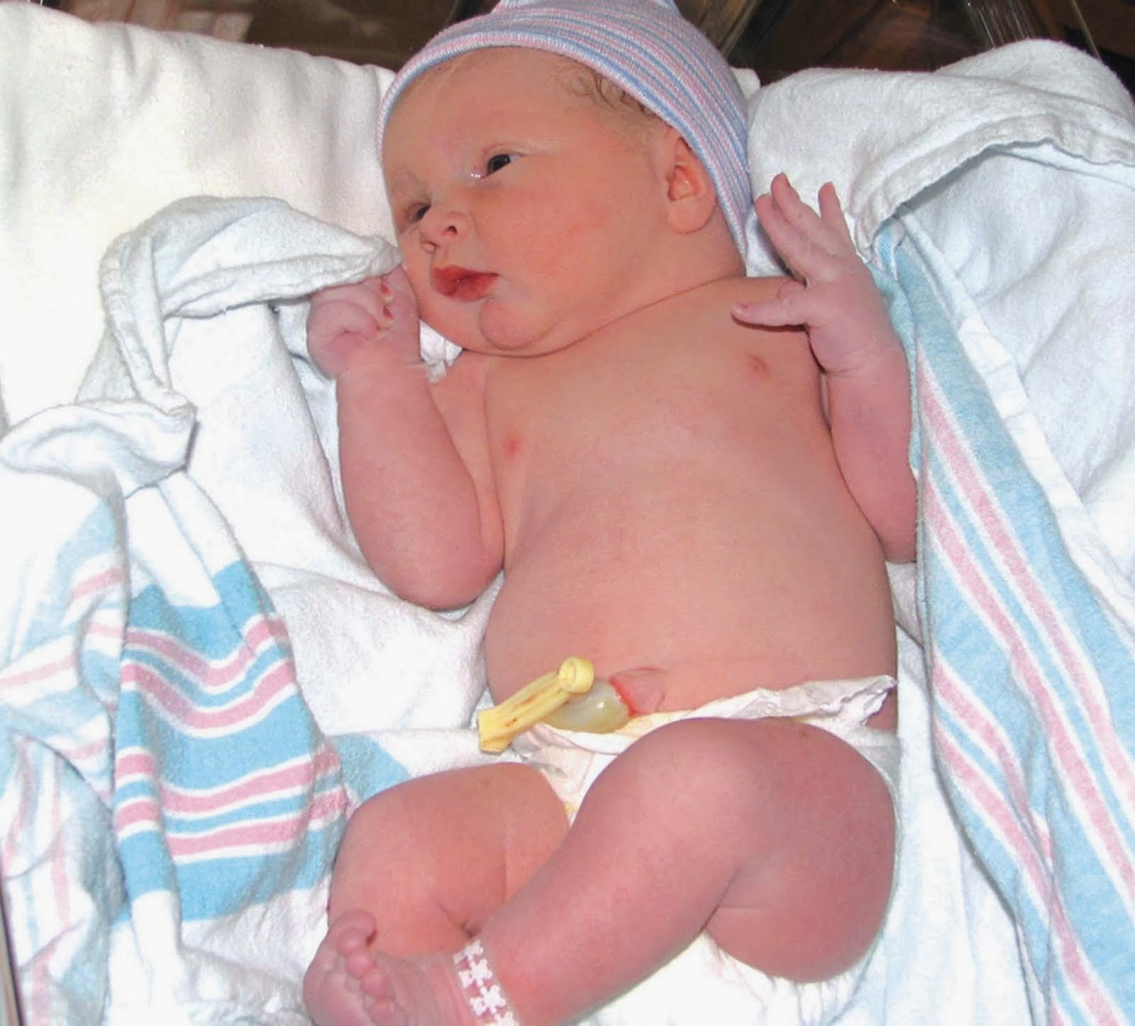 المرأة العربية كيفية العناية بسرة المولود