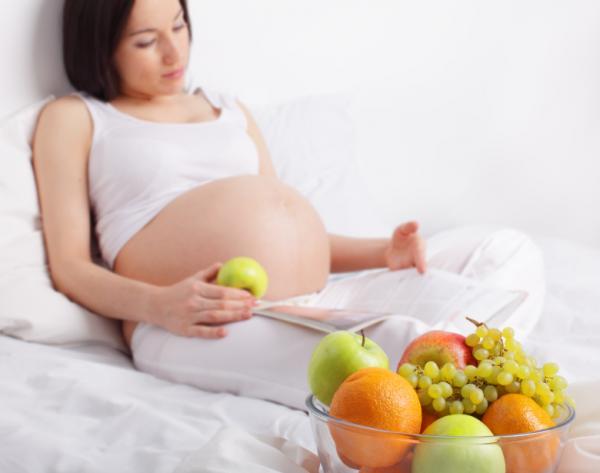 Những thức ăn cần tránh khi mang thai