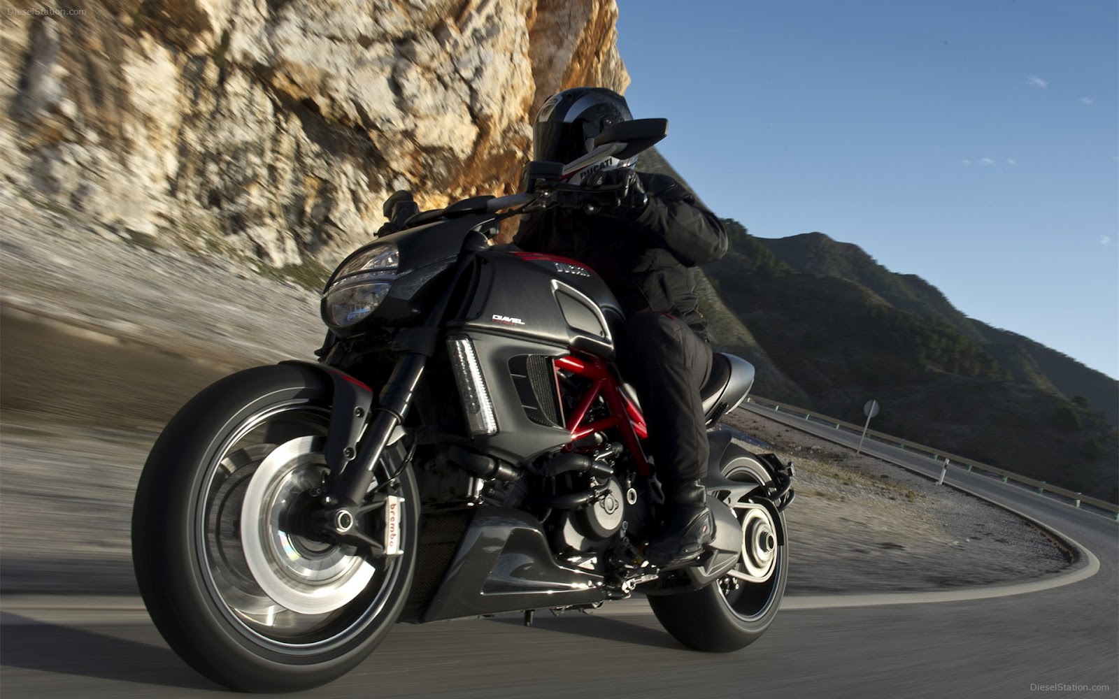 http://2.bp.blogspot.com/-Zso-VV_Oh74/UDGHENAVoGI/AAAAAAAANBA/9nMBfYNcjWs/s1600/ducati-diavel-2012-fast.jpg