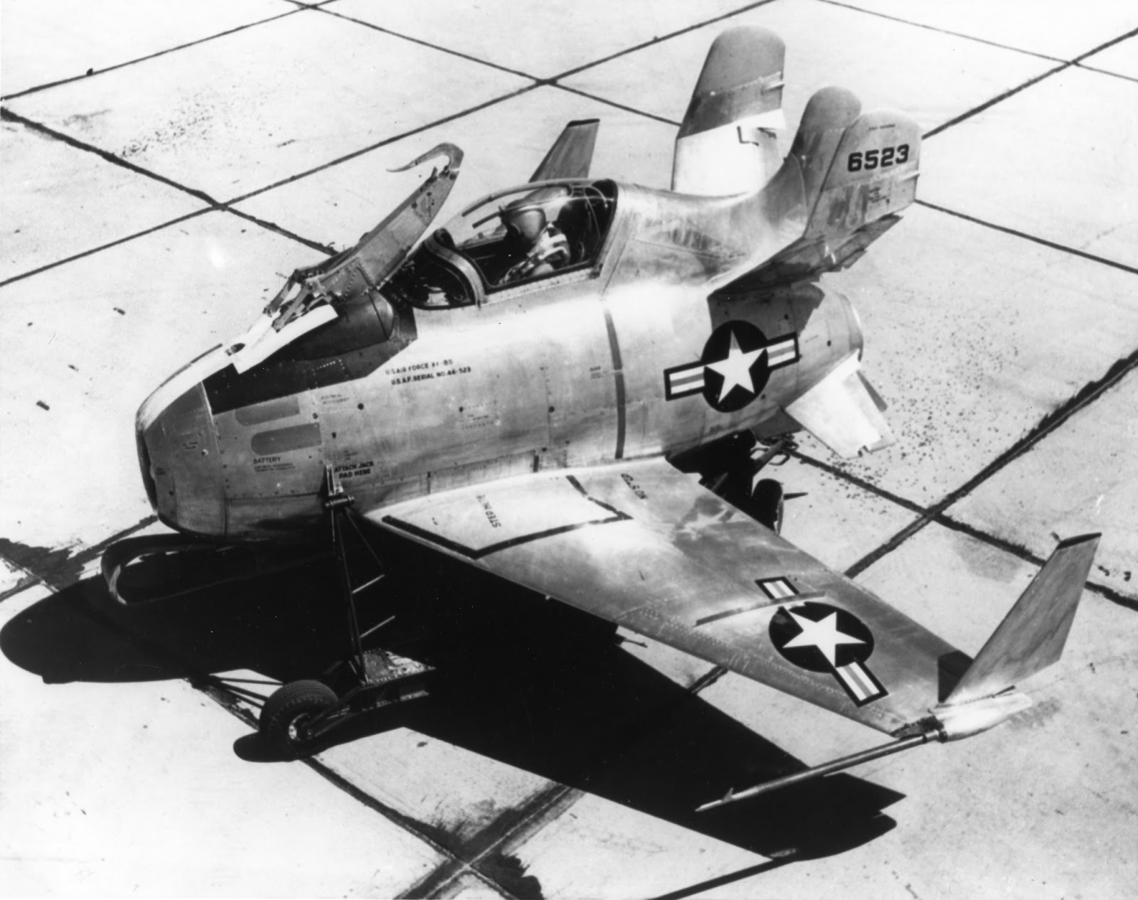 Avions 1950's, futuristes et vaisseaux spaciaux - Vintage Spaceships, Starships and futuristic planes. XF-85+46-523+Above+Left+Side