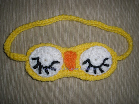 Máscara de dormir hecha a crochet con la forma de buho.