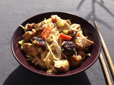 Noodles Con Pollo Y Verduras Al Wok
