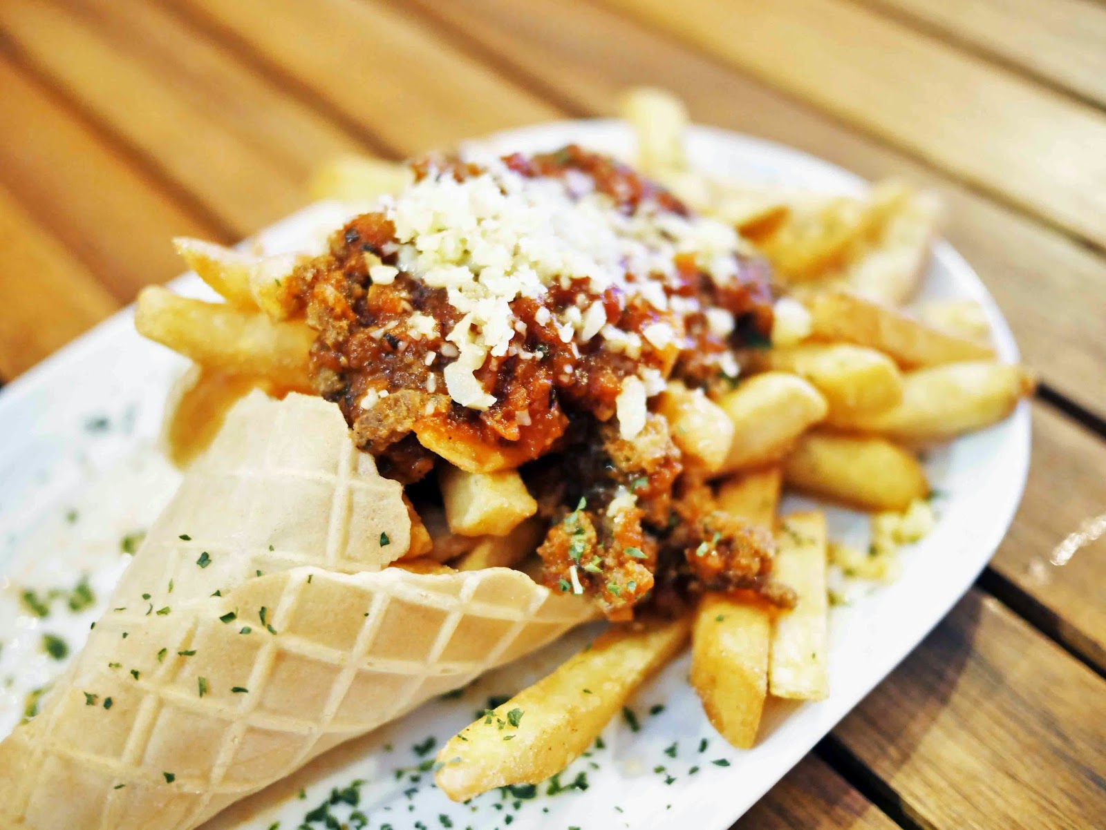 GANTUNGAN Acar KENTANG.  Kentang goreng keju dengan saus bolognaise dan cheddar Amerika, disajikan dalam bentuk cone, seharga Rp32k.  Foto milik Lulabyspoon 