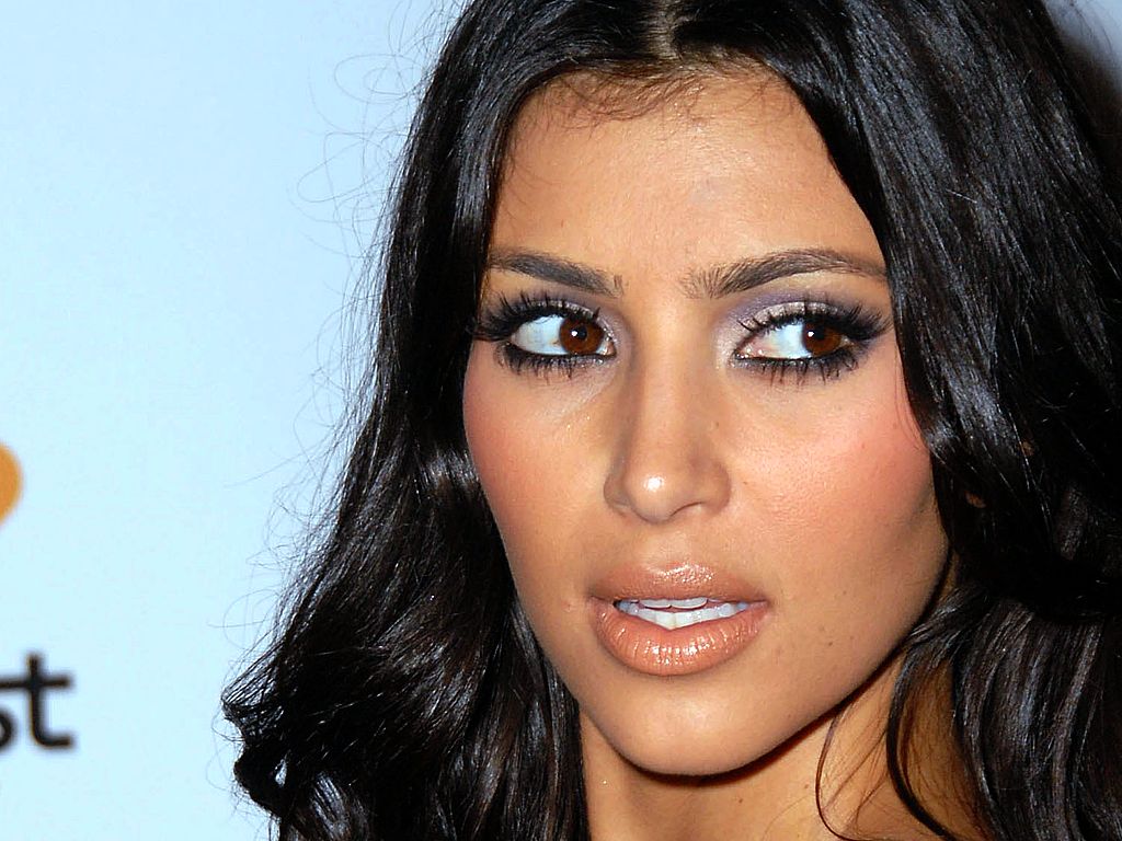 http://2.bp.blogspot.com/-Zz_OtclU--0/TrOvtb-ba8I/AAAAAAAAA98/FlxvvfF37qY/s1600/Kim-Kardashian-hq_wallpaper_eyes.jpg