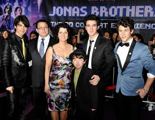 Famous World: Famous Family