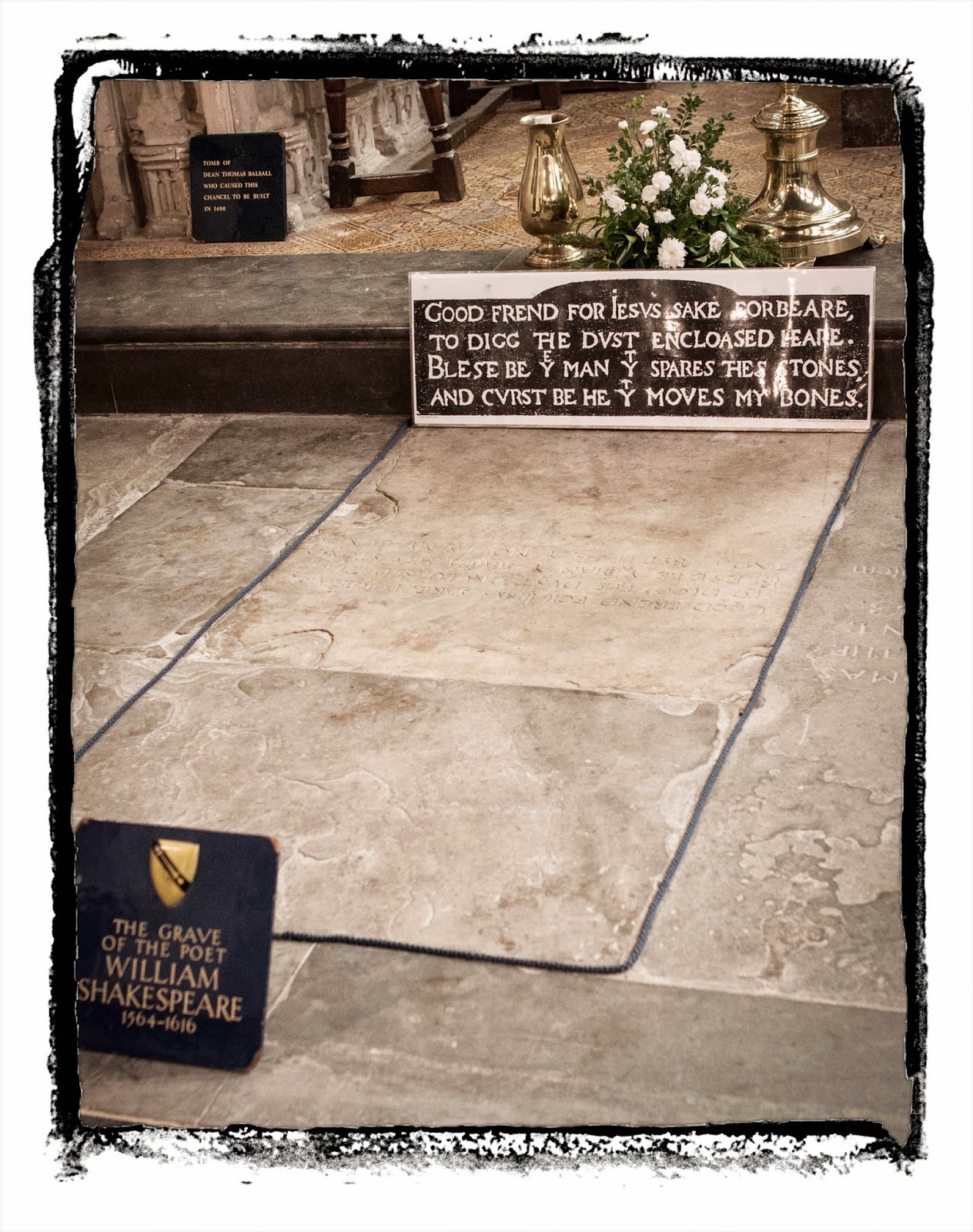 Shakespeare grave tomb