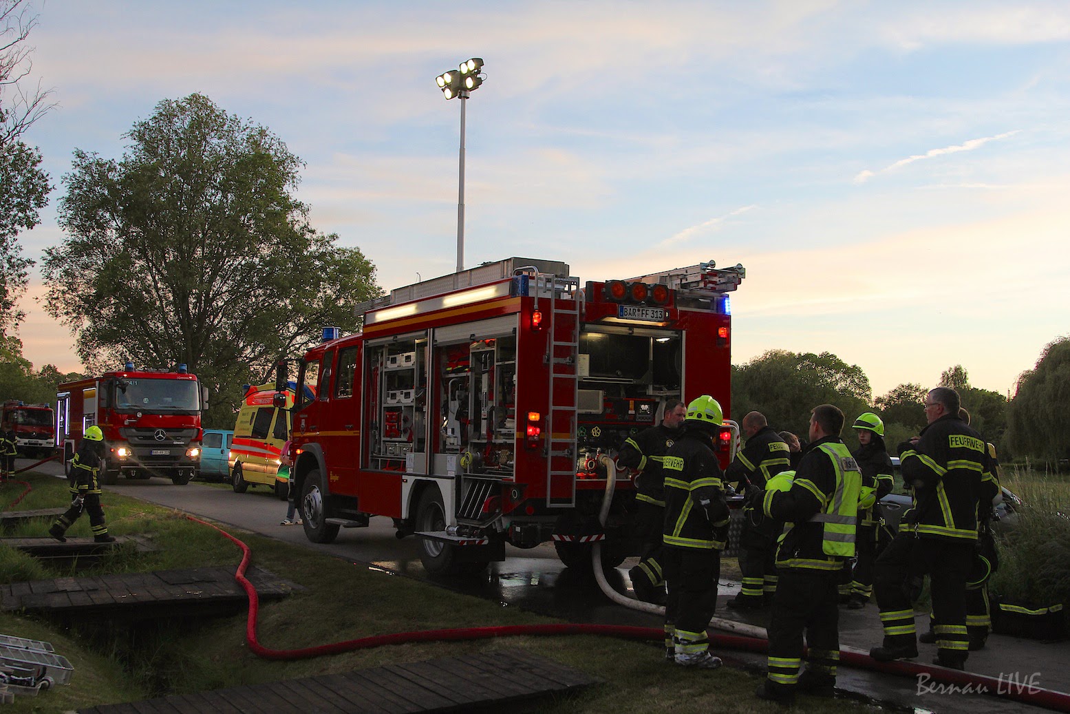Bernau: Grosseinsatz der Feuerwehr - Bungalow Brand... 58 Bernau LIVE - Dein Stadtmagazin für Bernau bei Berlin