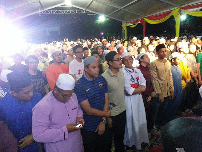 Bersiap untuk solat Isyak berjamaah sambil menunggu detik 12 malam