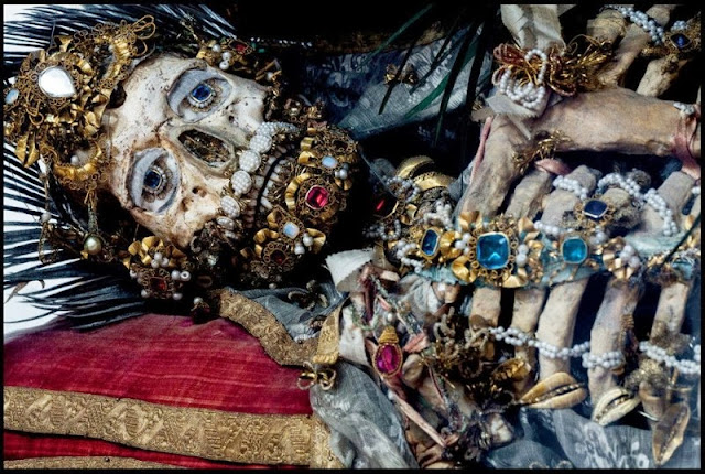 Restos humanos de santos adornados con joyas