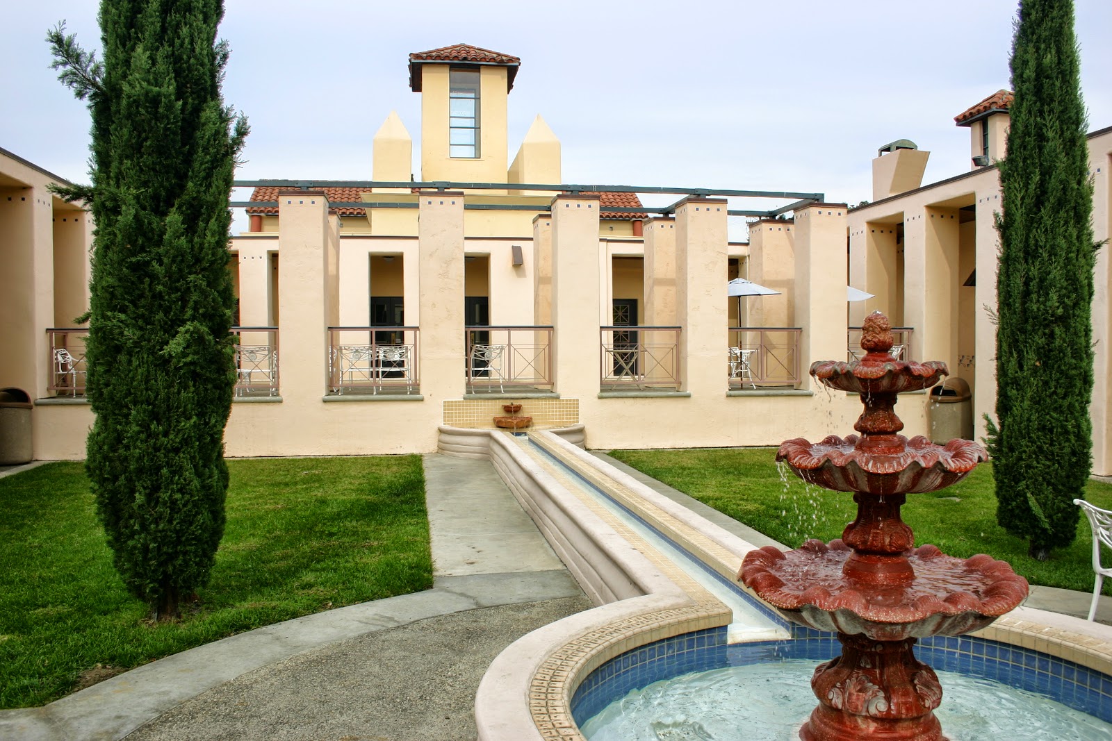 Biblioteca San Juan Capistrano en California. Michael Graves