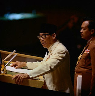 foto gambar presiden ir. soekarno (sukarno) berpidato di Perserikatan bangsa-bangsa (PBB)