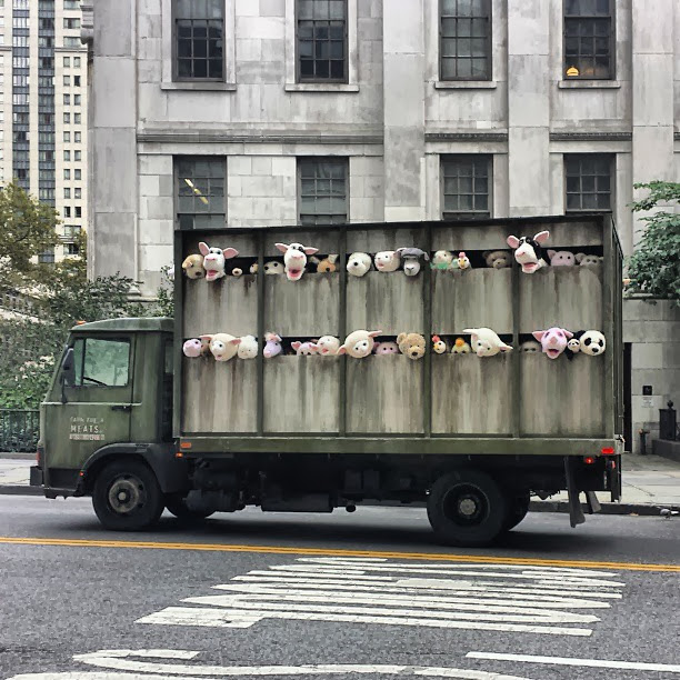 Banksy: Animierte Kuscheltiere im Tiertransporter