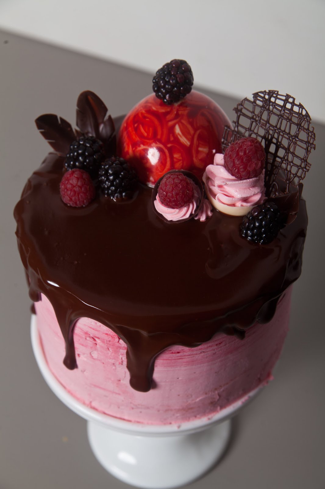 Drip Cake Himbeer Schokoladentorte Mit Herunterlaufender Schokolade