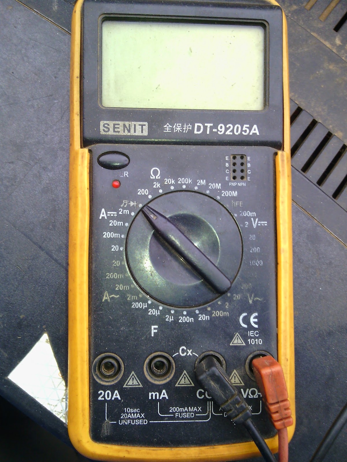 Testing a capacitor with a multimeter 