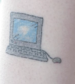 tatuaje de una computadora mal hecho