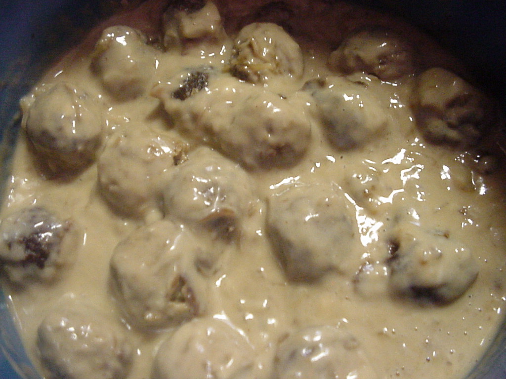 COUNTRY WHISPERS Crockpot Meatballs and Gravy