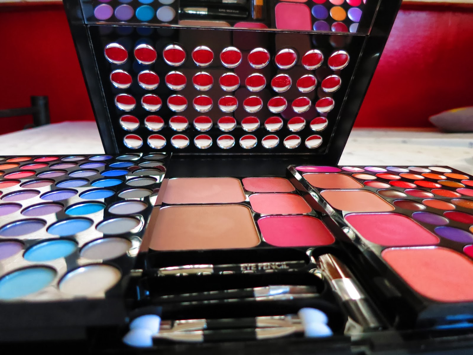 Mineeh11 Makeup Spotlight Marionnaud Large Makeup Palette Review