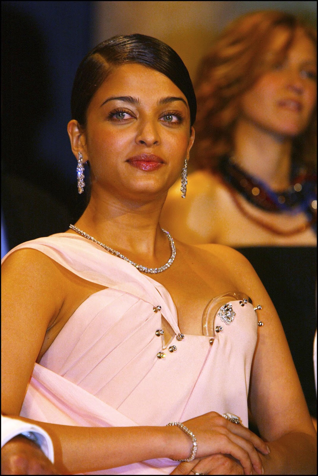 http://2.bp.blogspot.com/-_9w1IzoWeCk/T_prJP5NPbI/AAAAAAAAAuw/5QcTOr_xsQw/s1600/Aishwarya-Rai-Palm-Awards-Ceremony-Cannes-25-May-2003.jpg