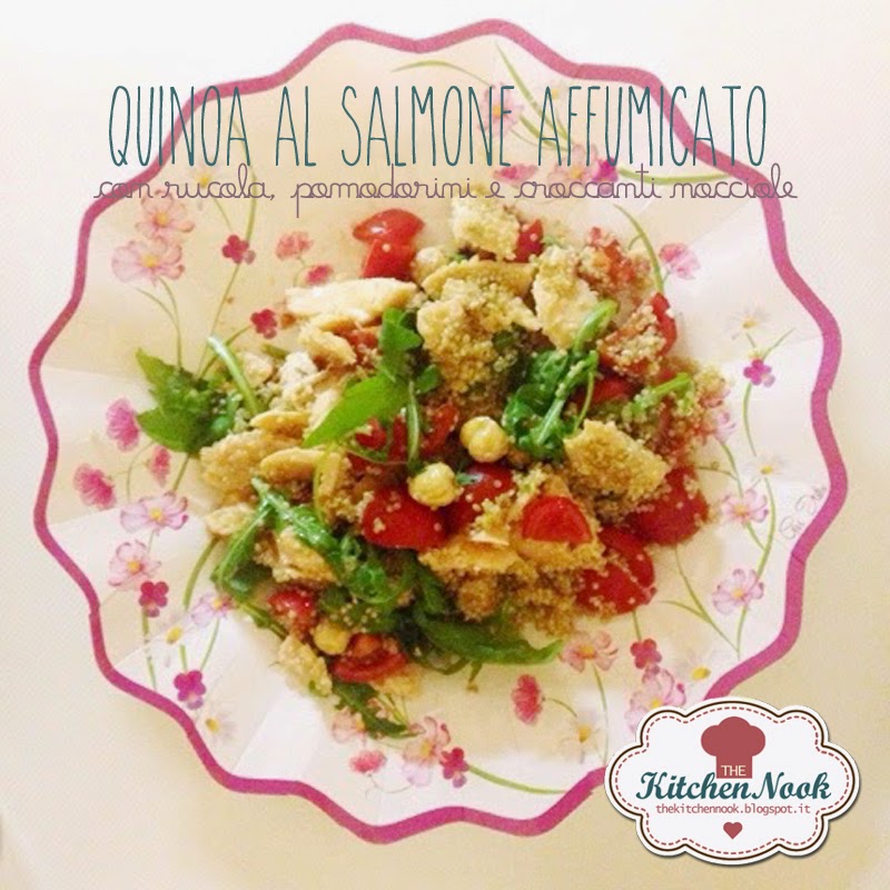 quinoa con salmone affumicato, pomodorini, rucola e croccanti nocciole