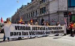 Un grupo de personas piden verdad, justicia y reparación para las víctimas del franquismo, durante un acto en Madrid el 14 de abril de 2013 © Adolfo Lujan