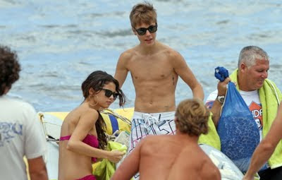 Selena Gomez and Justin Bieber kissing in Hawaii