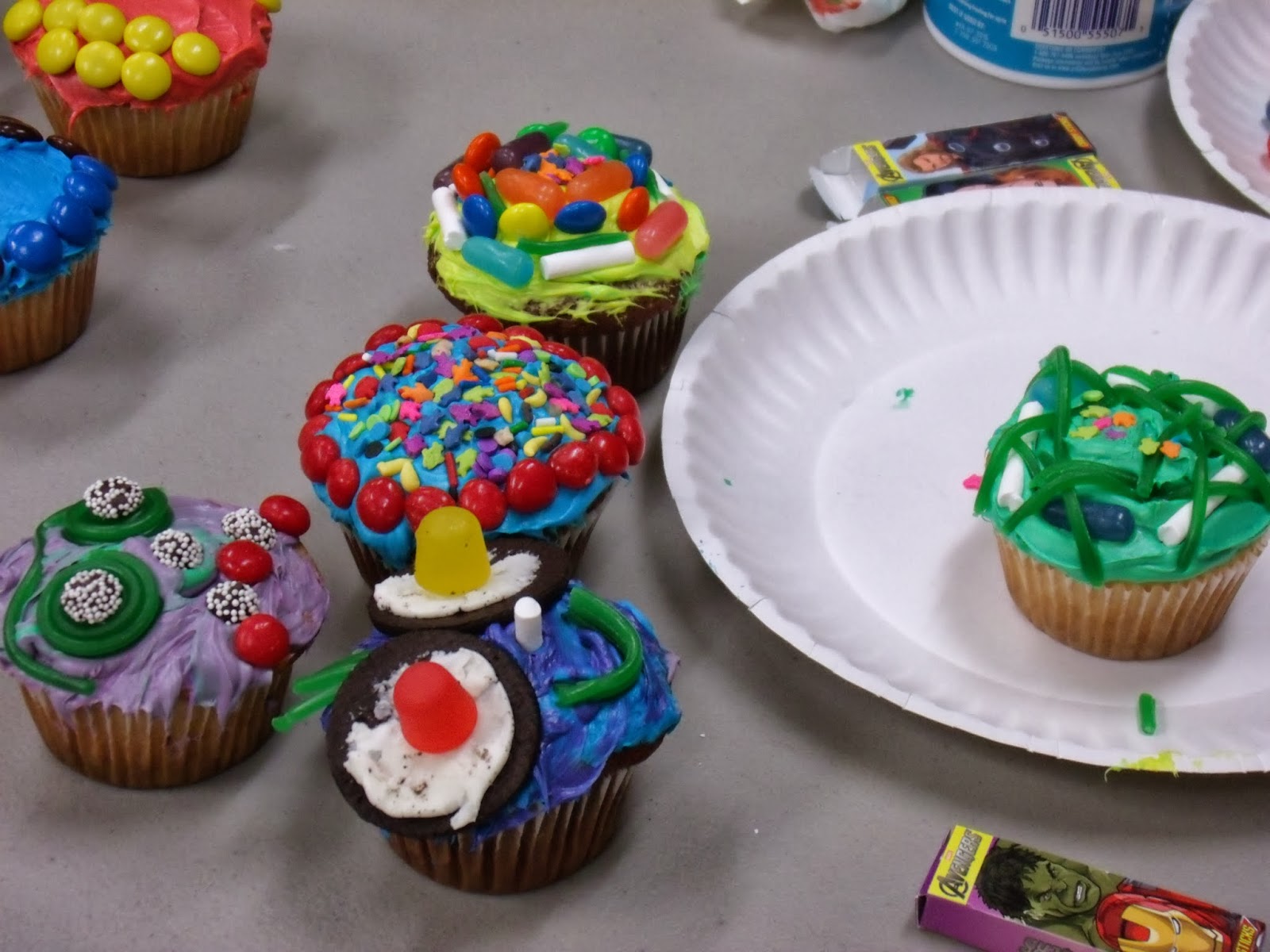 A Mom's Spare Time Teen Cafe Cupcake Decorating Contest