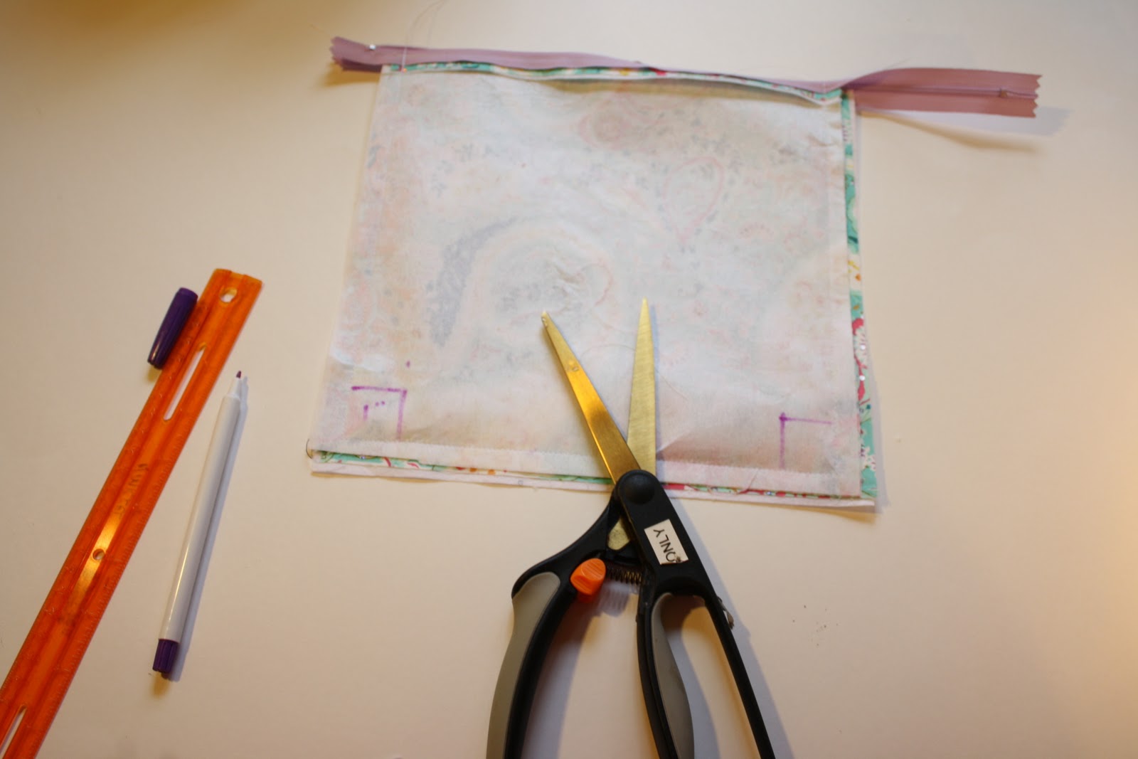 sewhungryhippie Sewing Tutorial make a door stop with a zipper